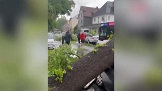 Almanya'da hortum: 40 kişi yaralandı