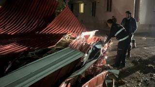 Kars'ta şiddetli rüzgar 5 katlı binanın çatısını uçurdu