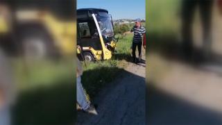 Duran otomobile çarpan İETT otobüsü yoldan çıktı