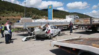 Bolu'da iki tıra çarpan otomobildeki 3 kişi öldü, 1 kişi yaralandı
