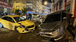 Edirne'de ticari taksinin park halindeki 3 araca çarpması sonucu 2 kişi yaralandı