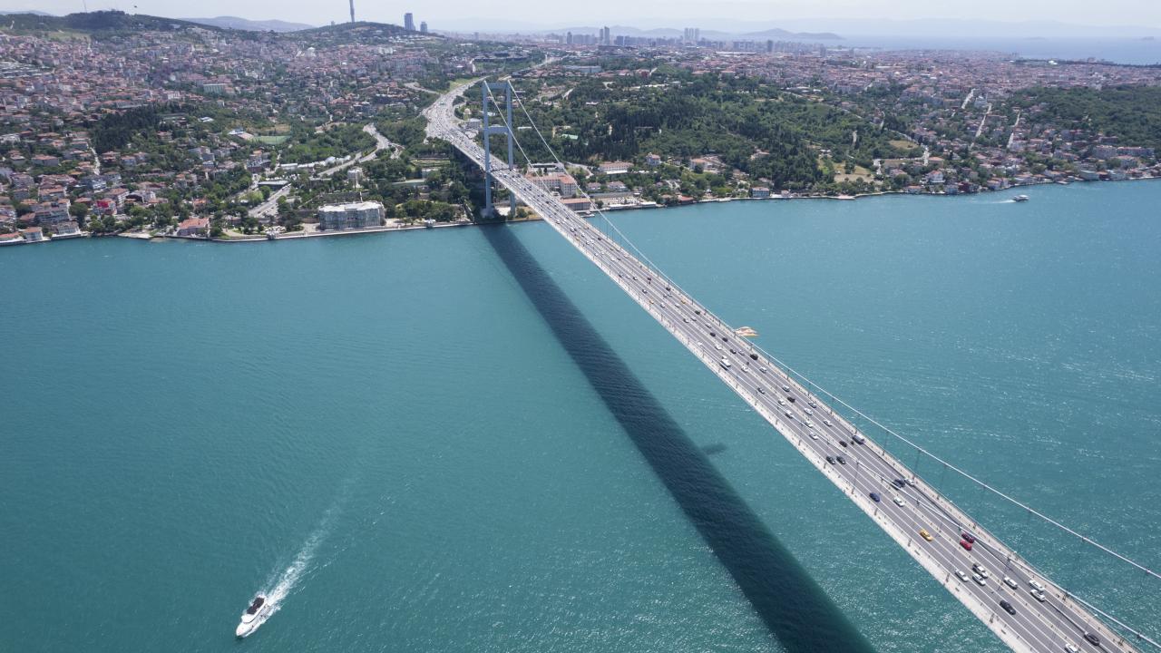 İstanbul Boğazı&#039;nda yat yarışları nedeniyle gemi trafiği askıya alındı