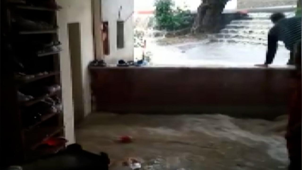 Bartın'da sağanak: Evleri ve caddeleri su bastı