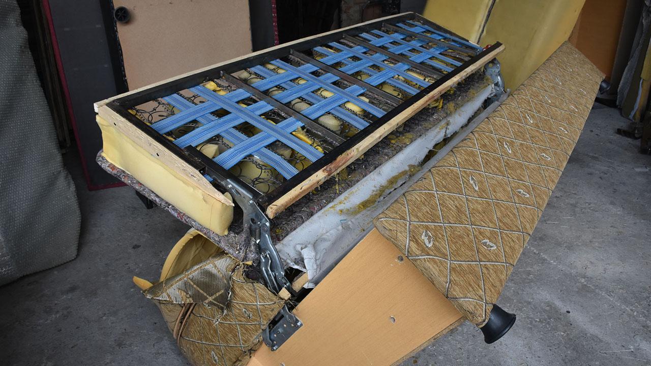 Tamire gönderilen kanepeden 110 bin liralık altın çıktı