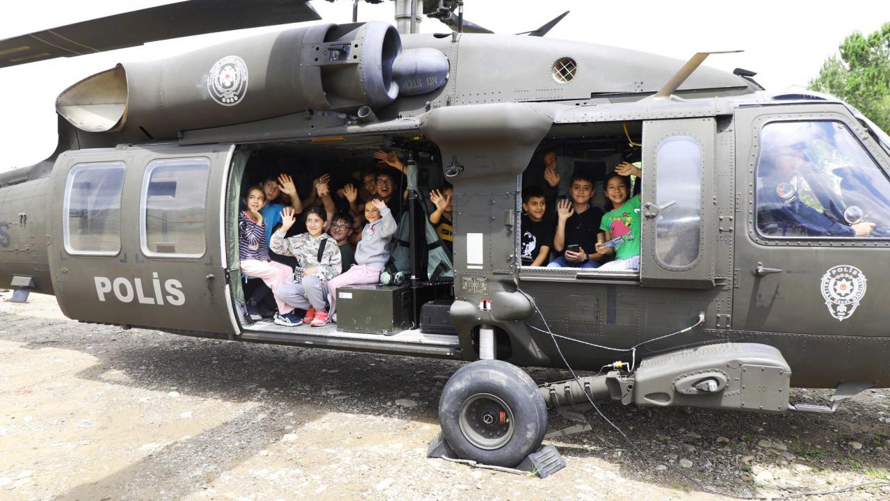 Sel mağduru çocuklar bakanın helikopterinde