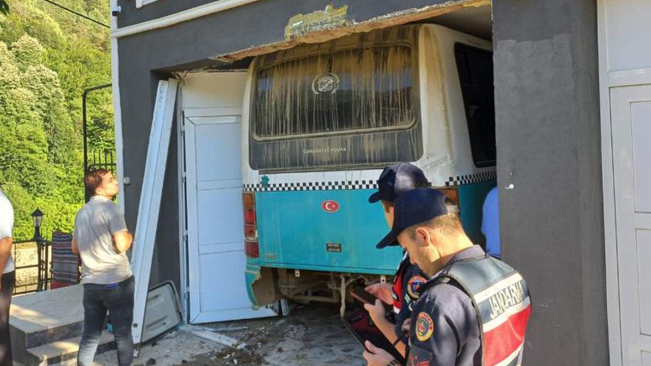 Minibüs evin bodrumuna girdi: 10 yaralı