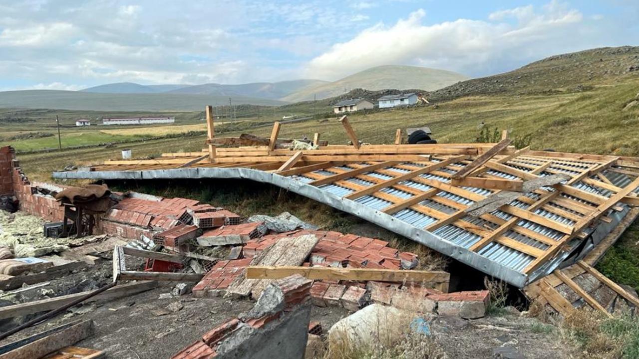 Ardahan'da kuvvetli rüzgar evlerin çatısını uçurdu