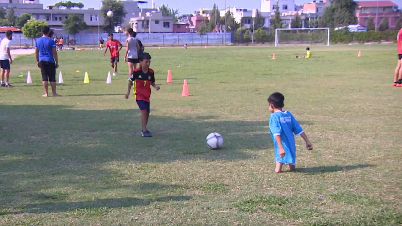 8 yaşındaki Muhammet'in futbol tutkusu engel tanımıyor