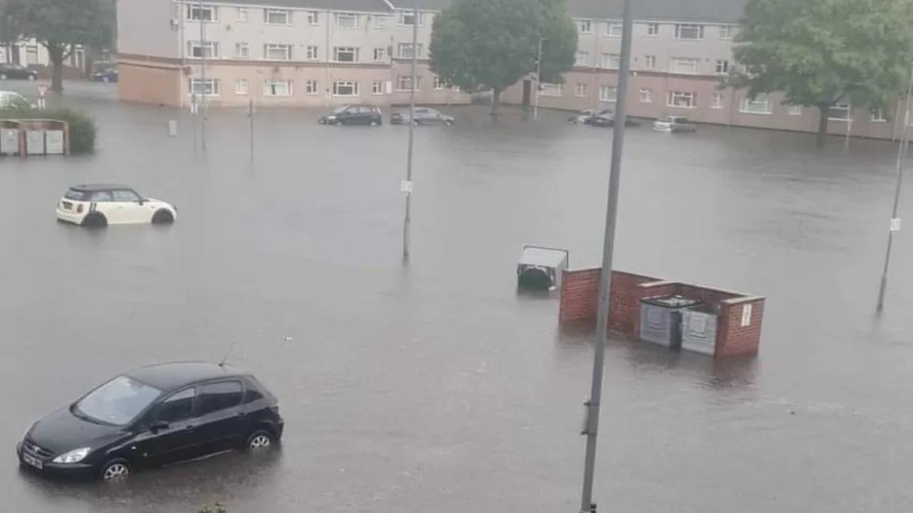 Aşırı sıcaklara teslim olan İngiltere'de şiddetli yağış