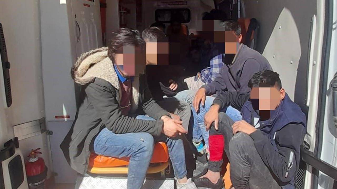 Ağrı'da özel ambulansta 12 düzensiz göçmen yakalandı