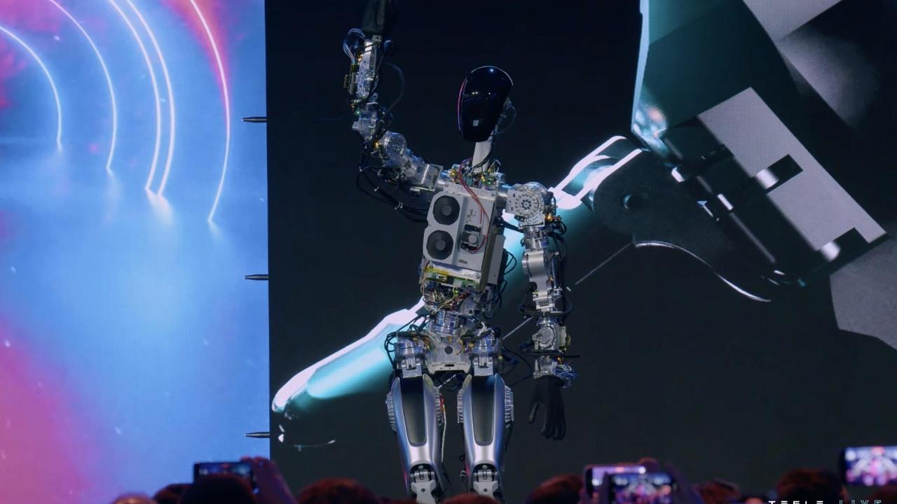 Tesla insansı robotu tanıttı