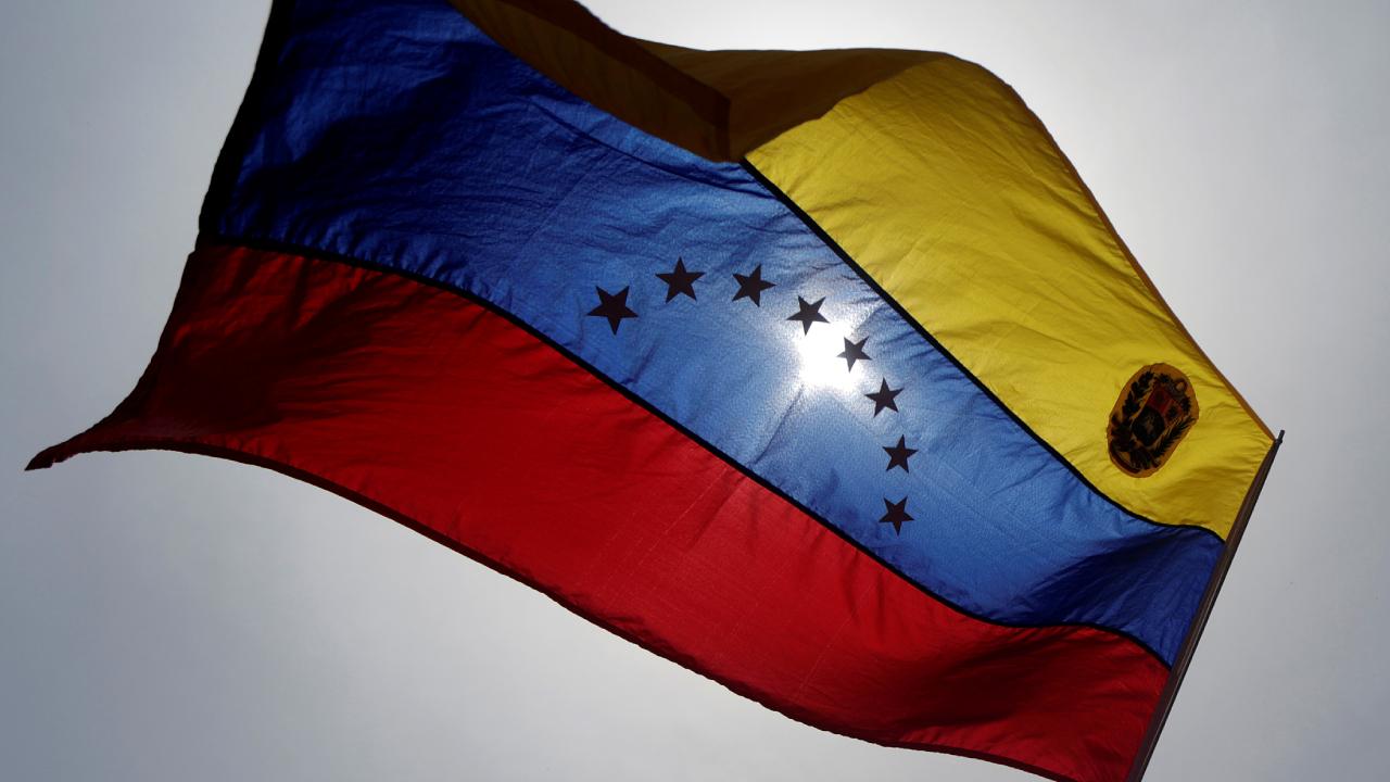 ABD Venezuela&#039;ya petrol yaptırımlarını hafifletiyor