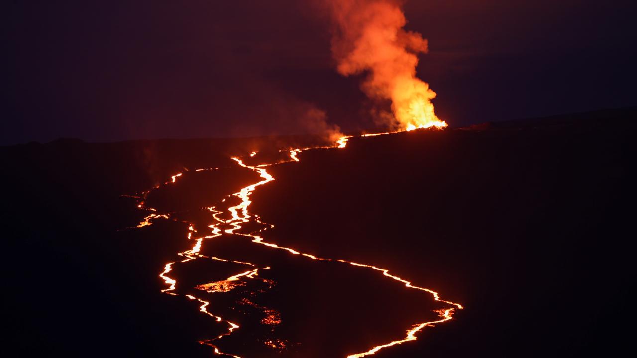 Dünyanın en büyük aktif yanardağında lav akışı sürüyor