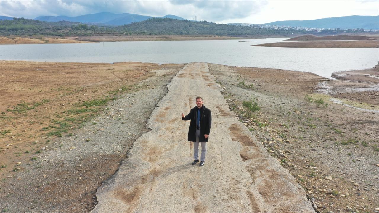 Barajdaki kuraklık eski kara yolunu ortaya çıkardı