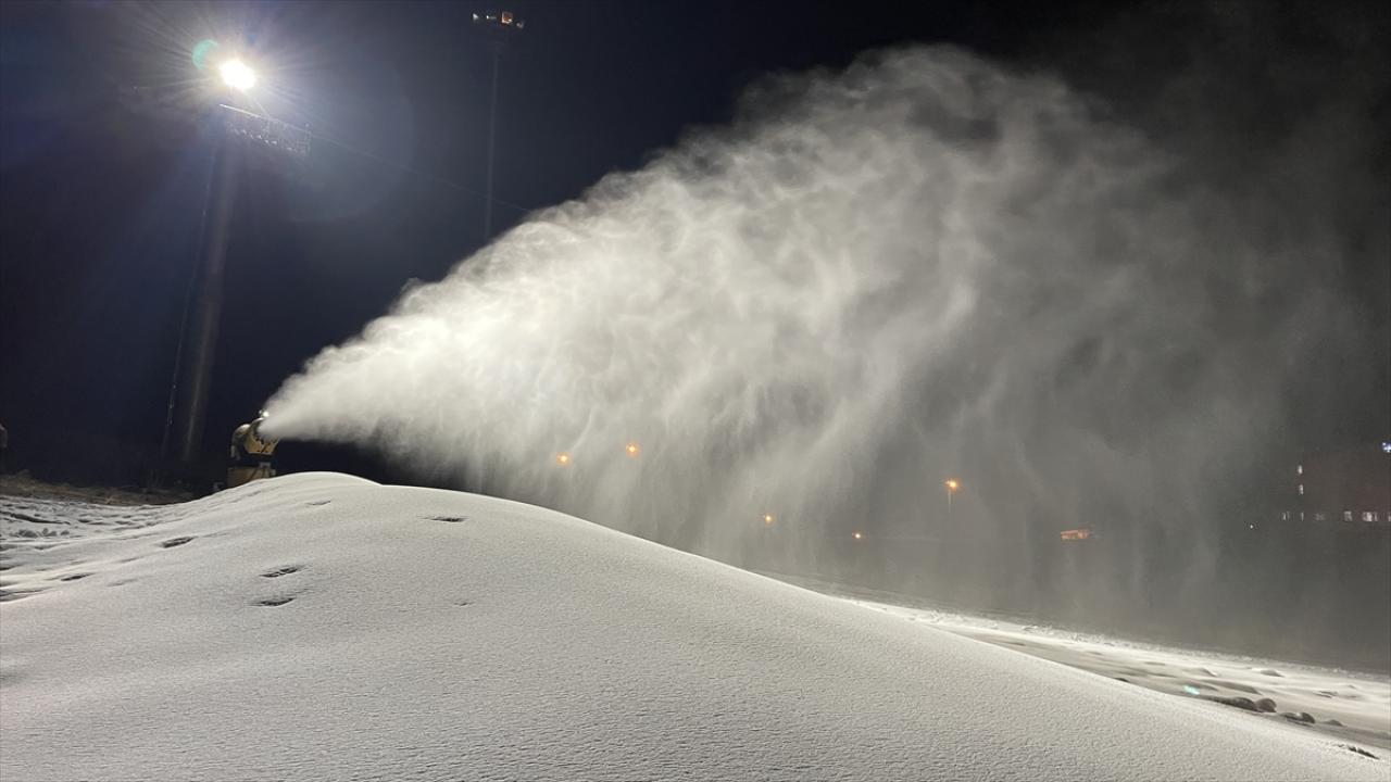 Erciyes&#039;te kayak pistlerine suni kar yağdırılıyor