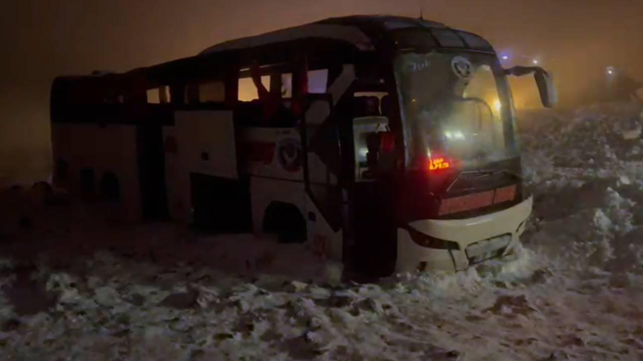 Diyarbakır&#039;da yolcu otobüsü devrildi: 30 yaralı