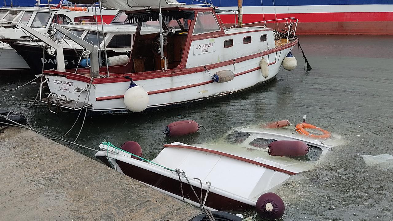 Yenikapı'da feribotun dalgası balıkçı teknesini batırdı