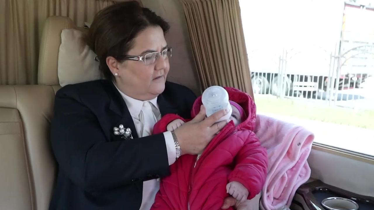 Bakan Yanık, 128 saat sonra enkazdan kurtarılan bebeği annesiyle buluşturdu