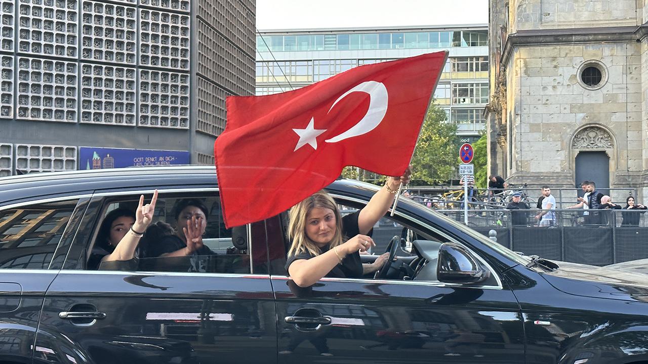 Erdoğan'ın zaferi sonrası yurt dışında kutlamalar başladı