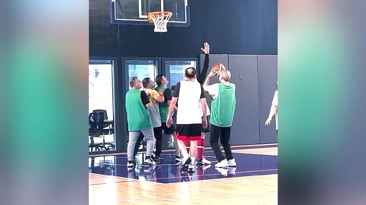 Cumhurbaşkanı Erdoğan çalışma arkadaşlarıyla basketbol oynadı