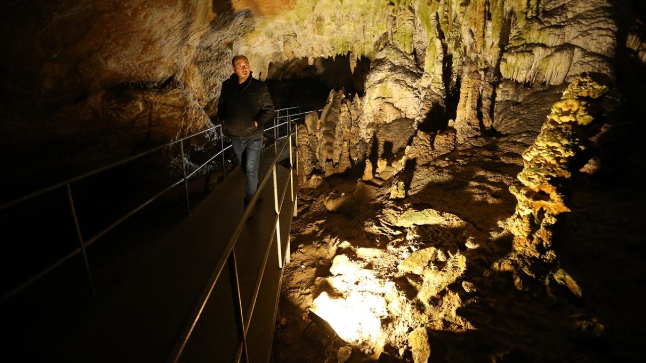 Bursa&#039;nın 3 milyon yıllık Oylat Mağarası&#039;nı yılda 300 bin kişi geziyor