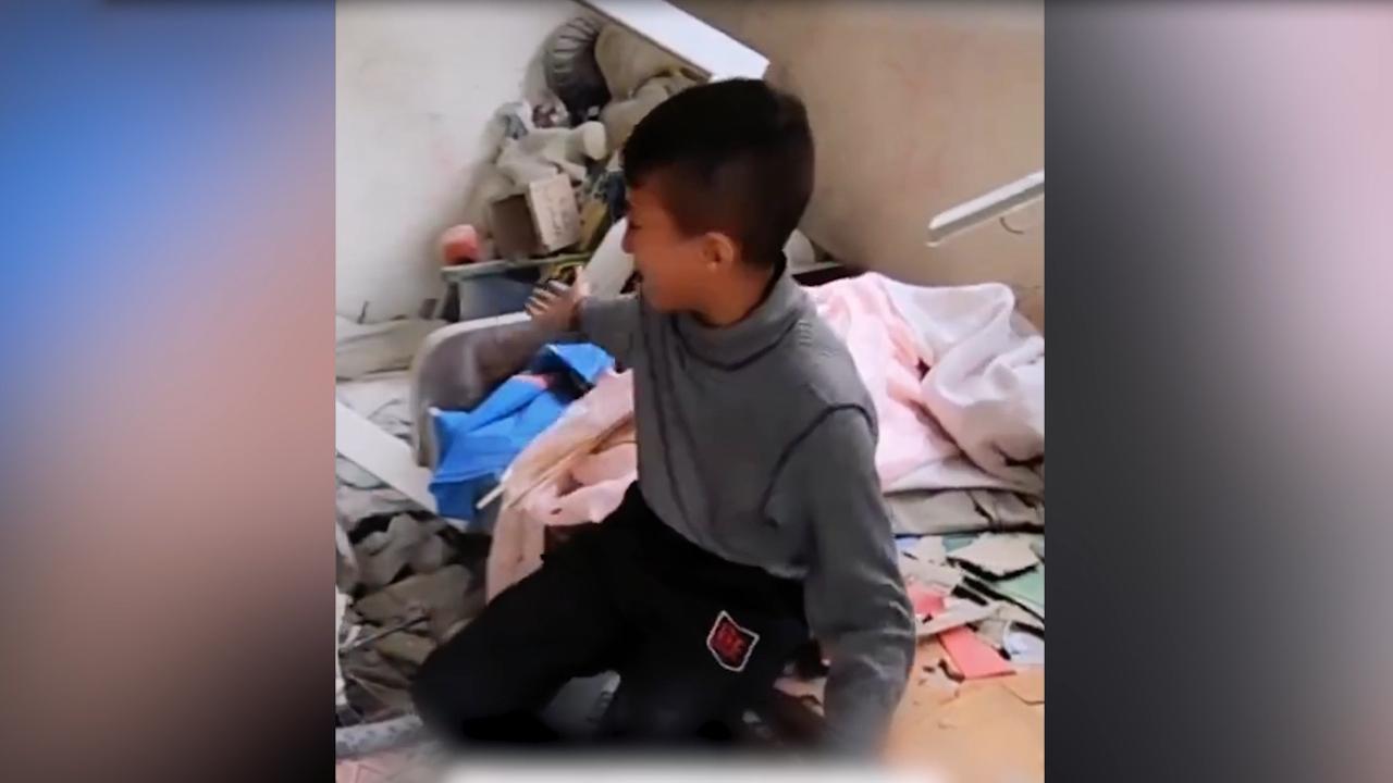 Odasının yıkıldığını gören Gazzeli çocuk gözyaşlarını tutamadı