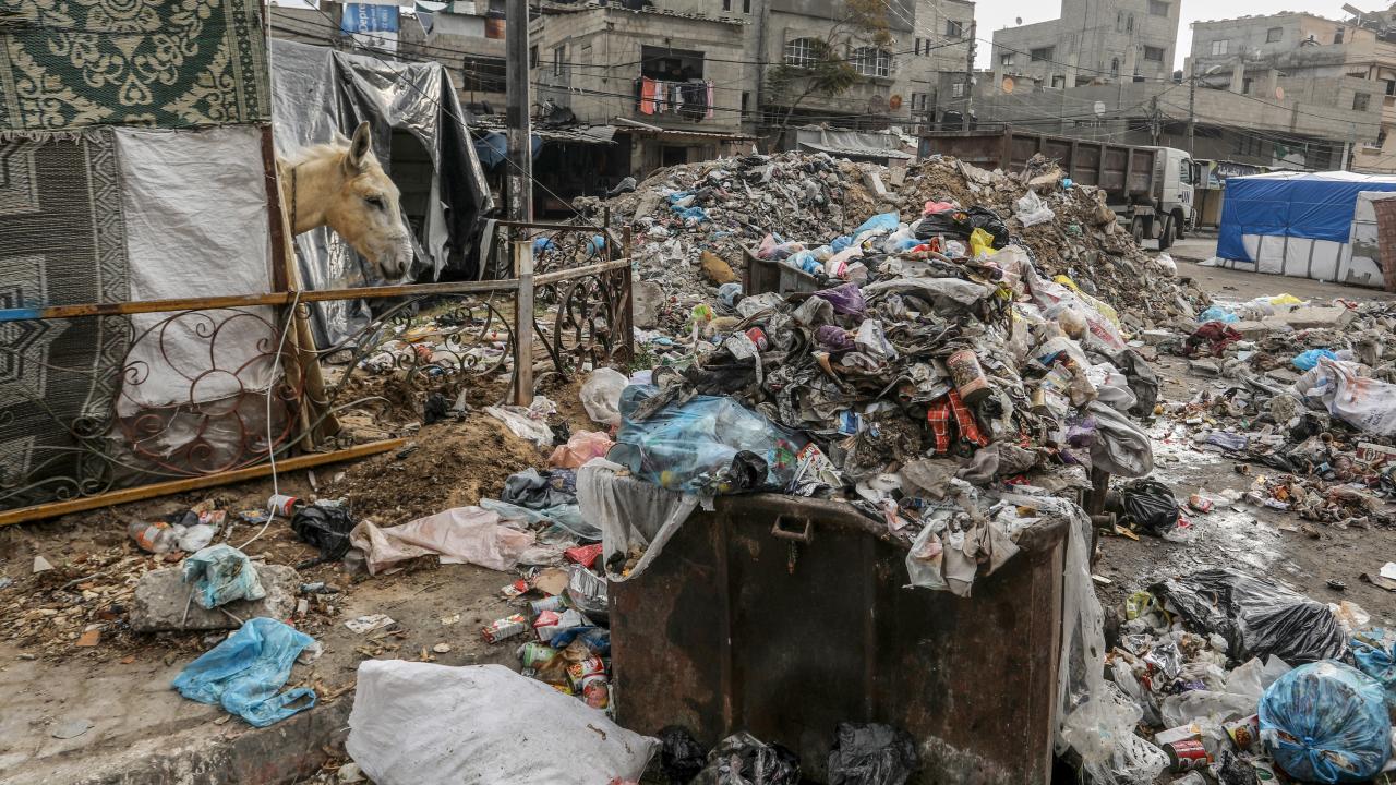 Gazze&#039;de 80 bin ton çöp ve atık birikti