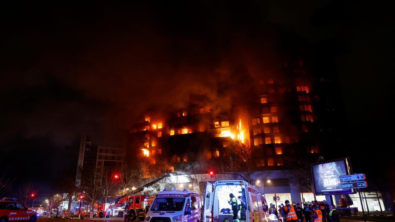 İspanya&#039;da 14 katlı apartman yandı