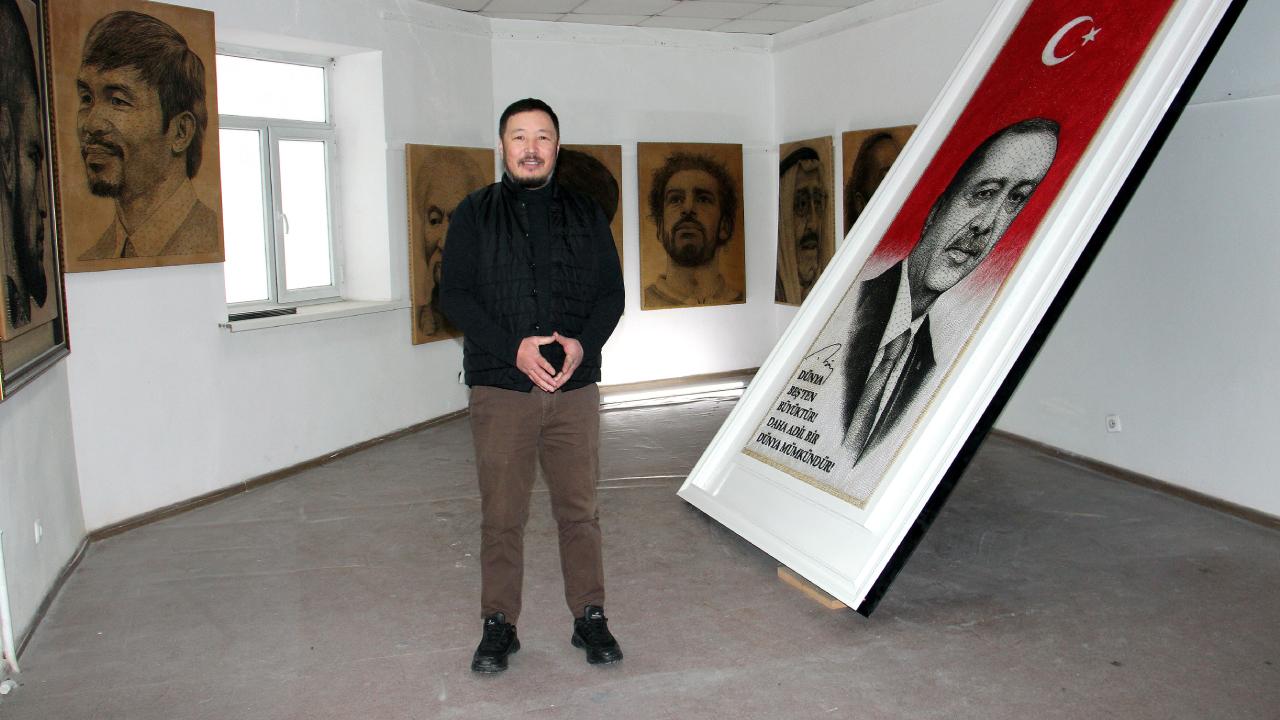 Kırgız ressam, 70 bin çivi ve tel kullanarak Cumhurbaşkanı Erdoğan&#039;ın portresini yaptı