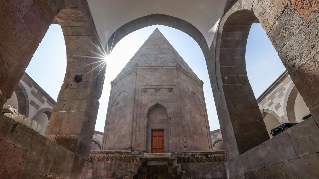 Yaklaşık 700 yıllık Köşk Medrese kültür ve sanat merkezi olarak hizmet verecek