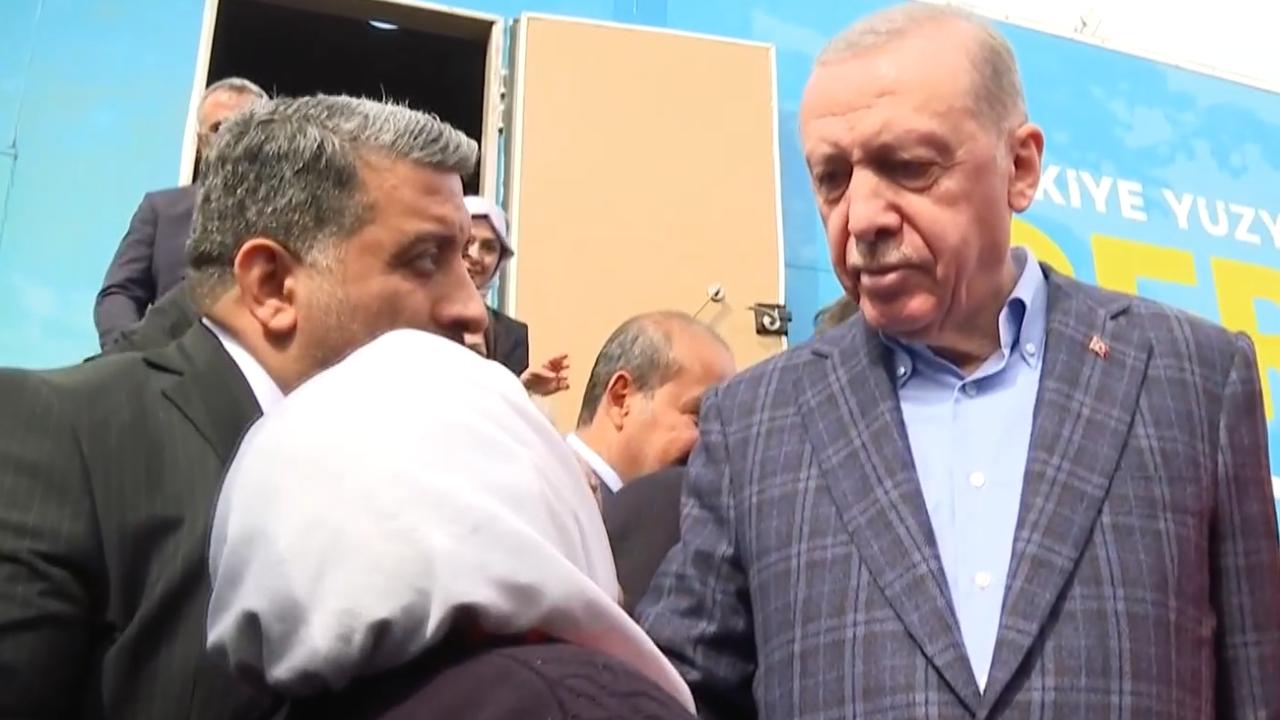 Cumhurbaşkanı Erdoğan ile yaşlı teyze arasında samimi sohbet