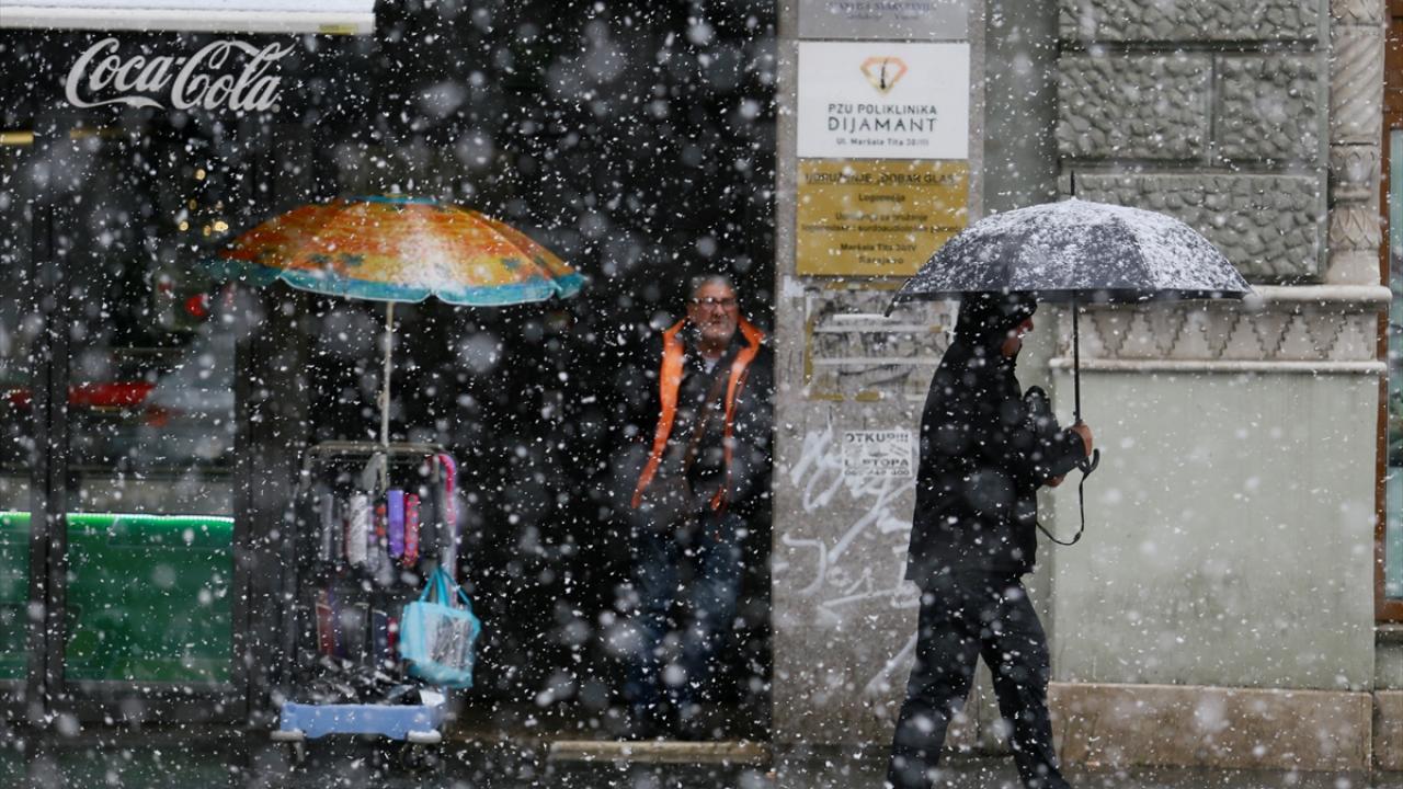 Saraybosna&#039;ya nisanda kar yağdı