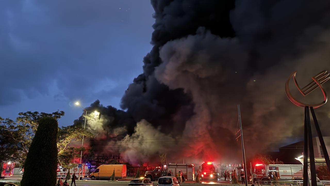 İzmir&#039;de plastik fabrikasında yangın
