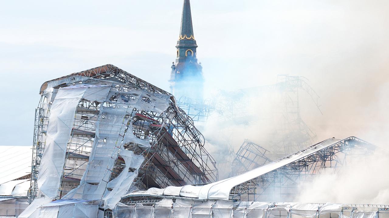 Kopenhag'ın tarihi binasında yangın çıktı, kule çöktü