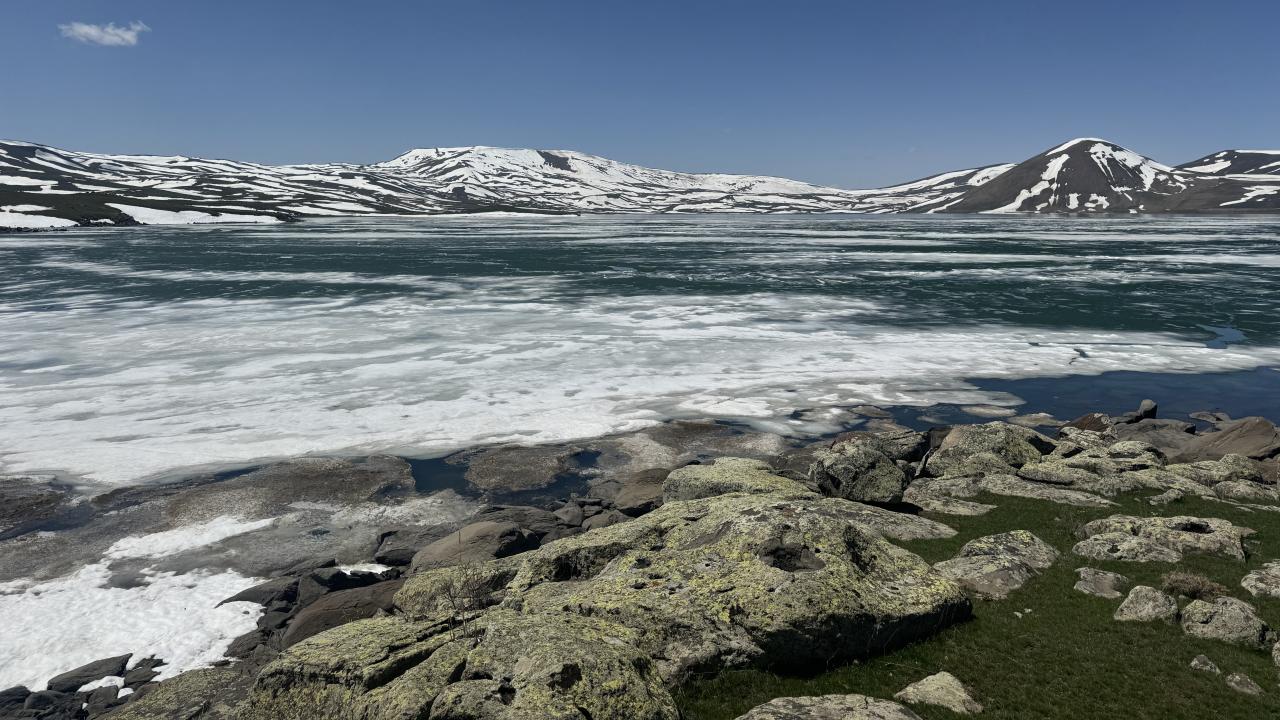 Balık Gölü yüzeyindeki buzlar çözülüyor