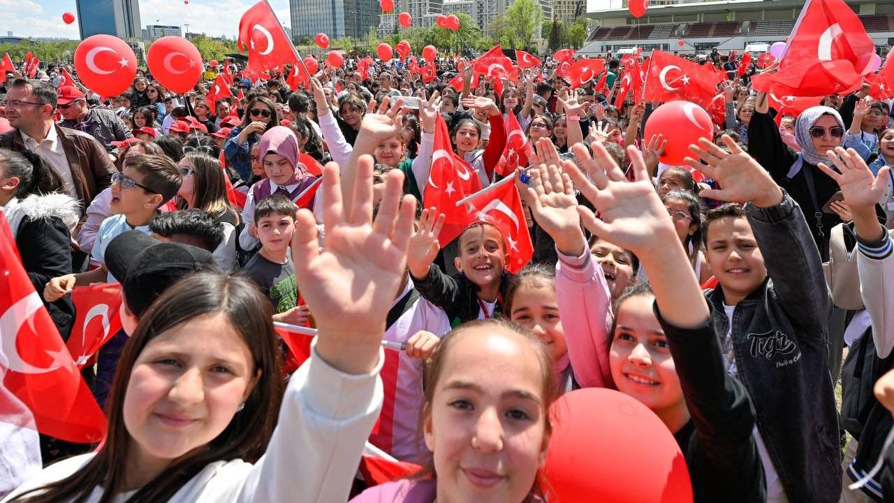 Dünya çocukları “TRT 46. Uluslararası 23 Nisan Çocuk Şenliği”nde bir araya geldi