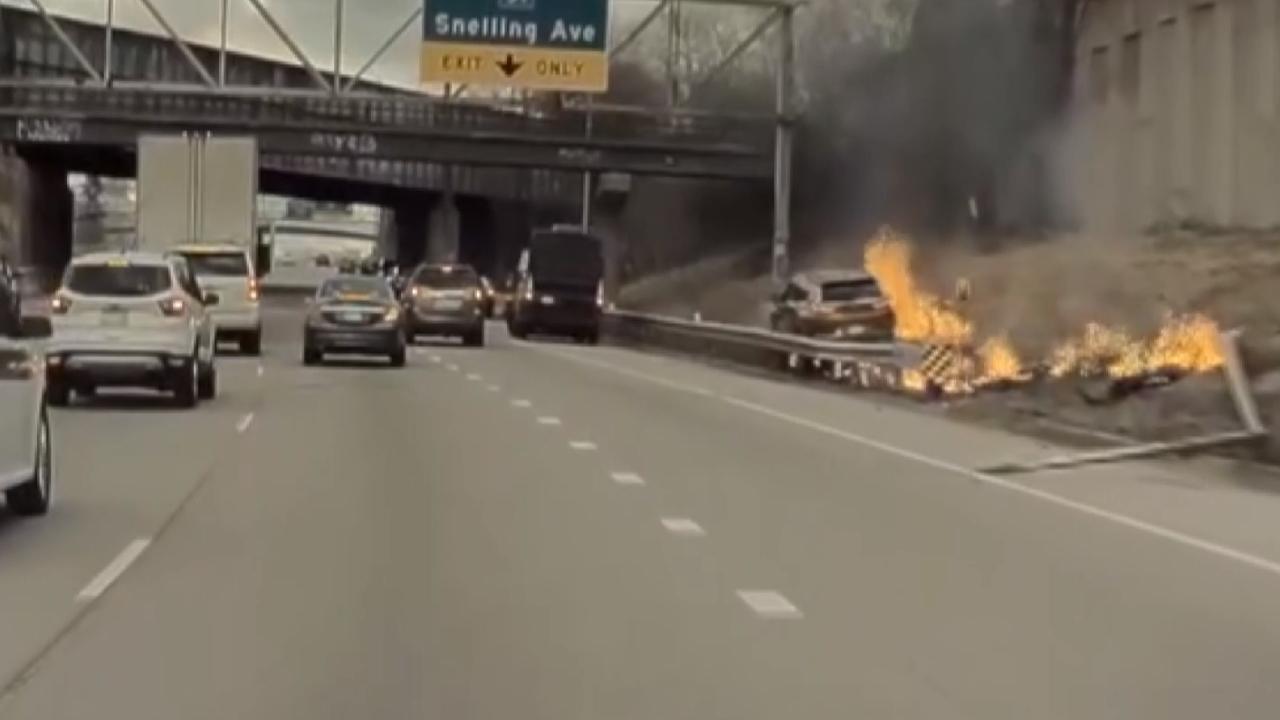 Sürücüyü yanan araçtan son anda kurtardılar
