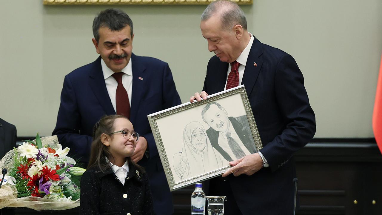 Erdoğan'a resim hediye eden Buğlem: Onu mutlu etmek istedim...