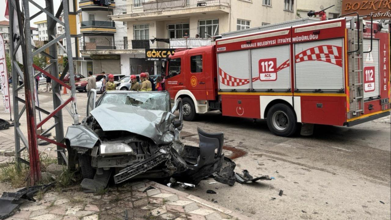 Kırıkkale&#039;de iki otomobil kafa kafaya çarpıştı