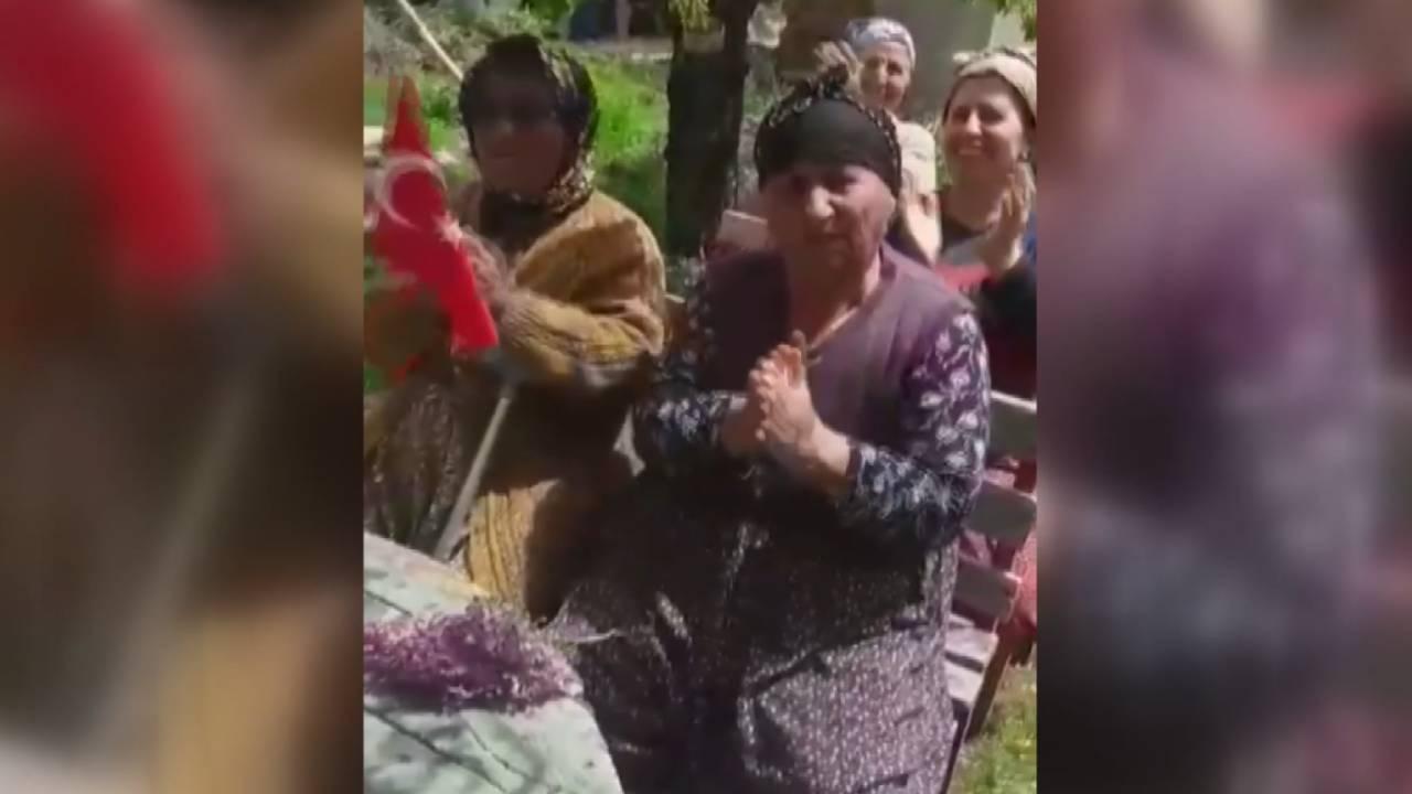 Malatya Arapgir Yazılı köyünde kadınlar, şiir okuyarak 23 nisan'ı kutladı