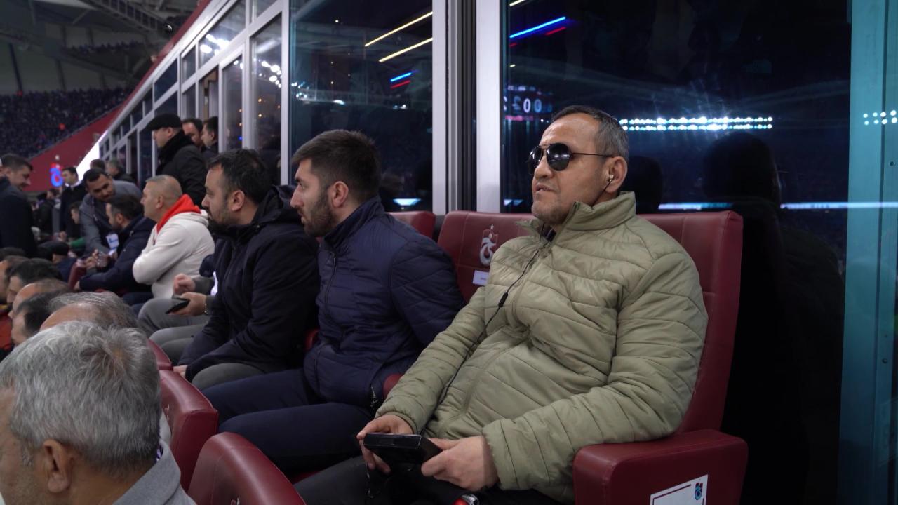 Görme engelli Trabzonspor taraftarı maçları kulaklıktan dinliyor