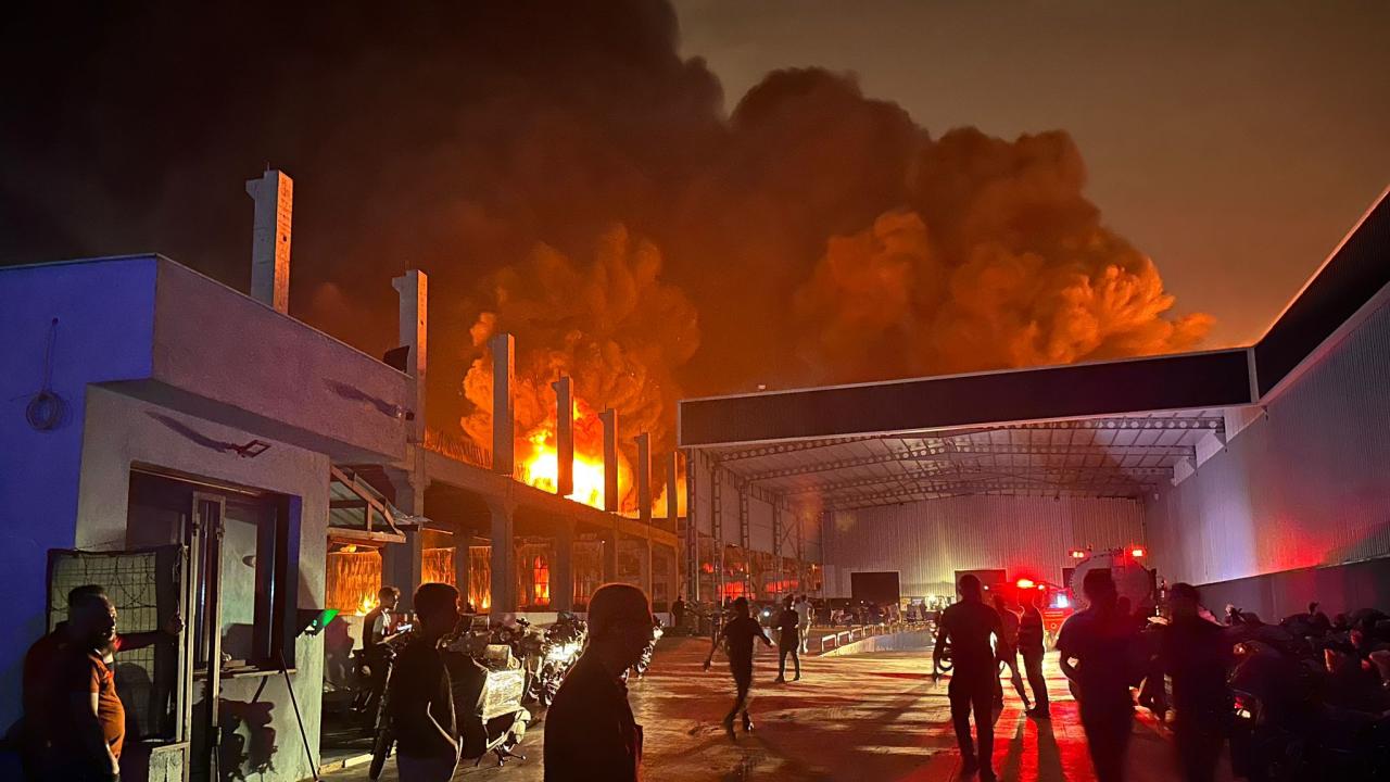 Adana&#039;da motosiklet üretim tesisinde yangın: Müdahale ediliyor
