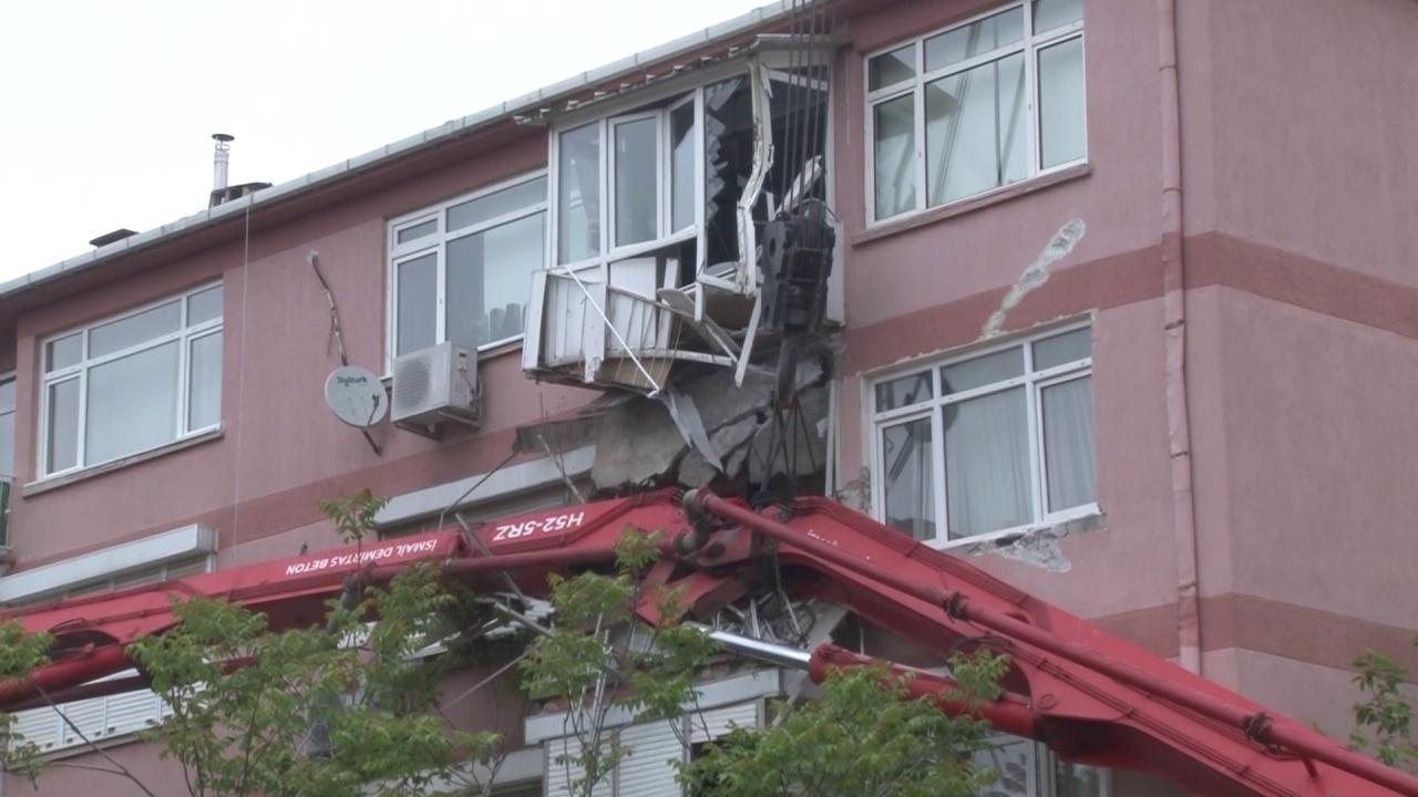 Beton pompası apartmana devrildi: 2 balkon böyle çöktü