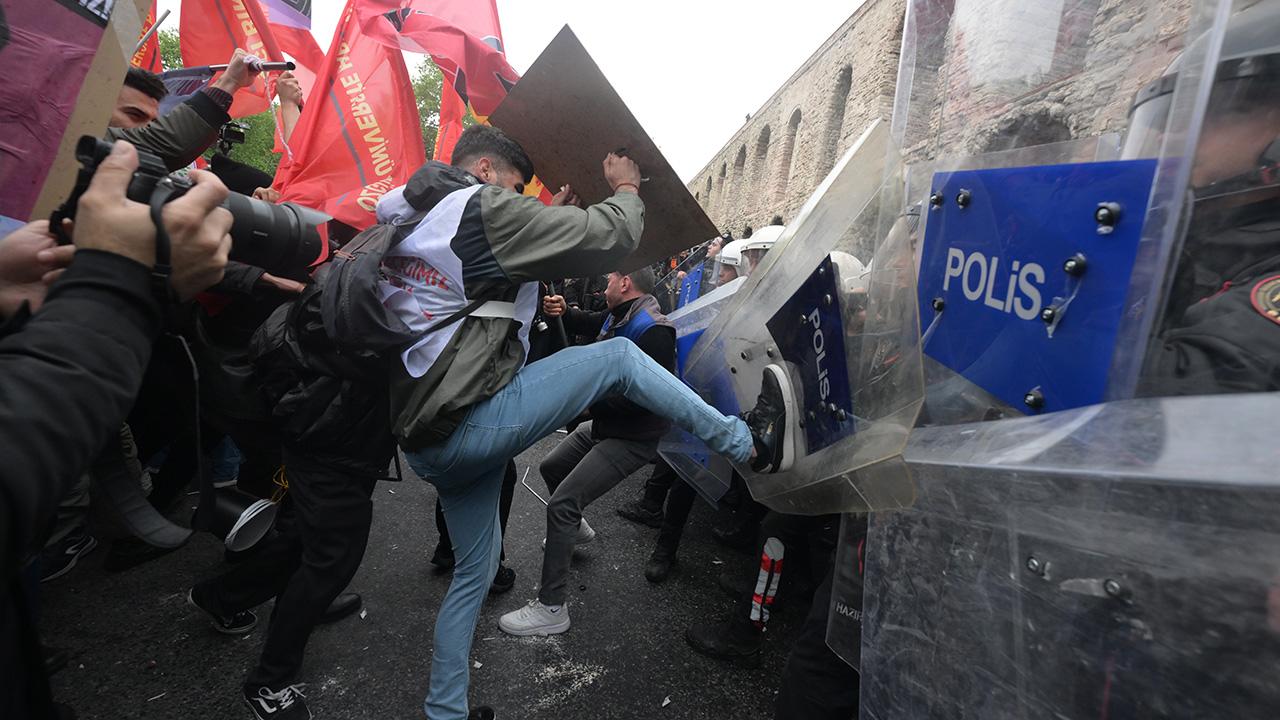 Taksim&#039;e yürümek isteyen ve polise saldıran 210 kişi gözaltında