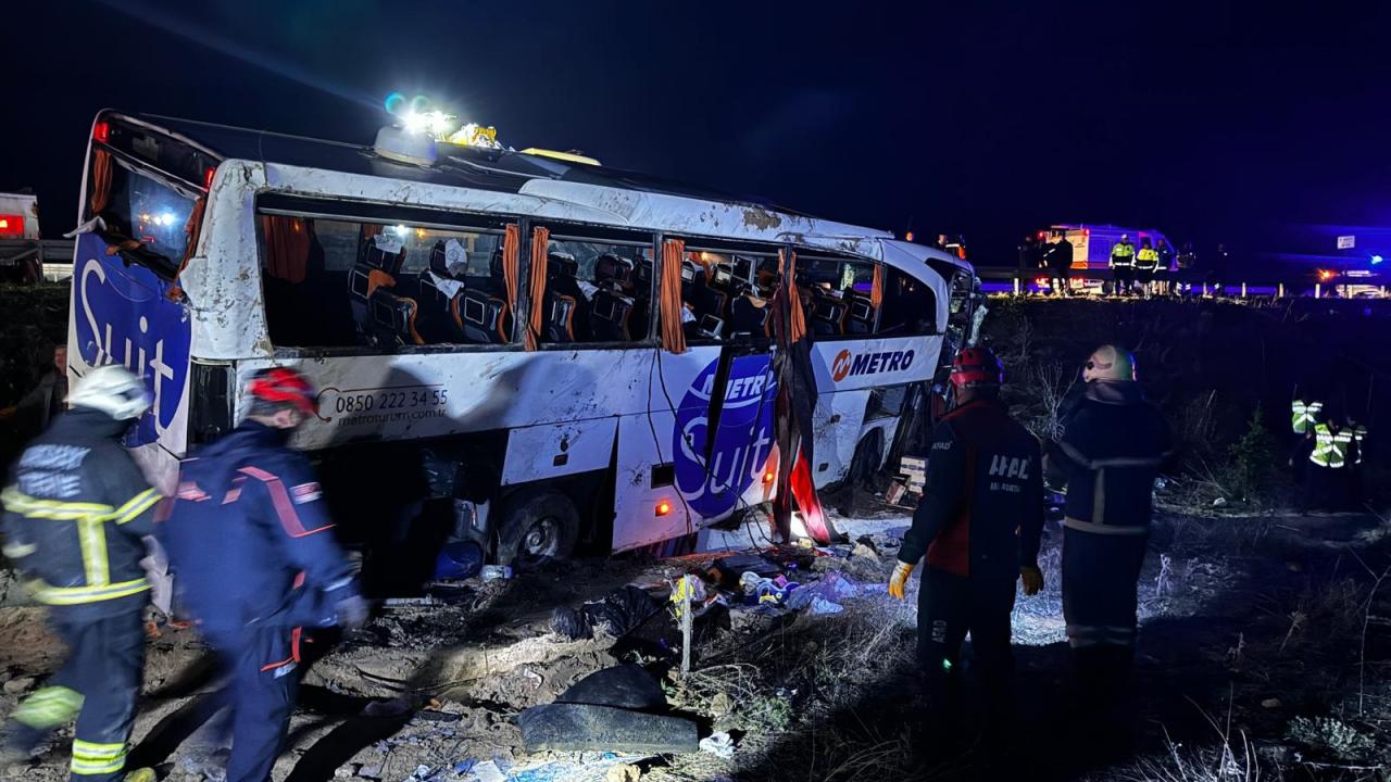 Aksaray&#039;da otobüs devrildi: 2 ölü, 34 yaralı