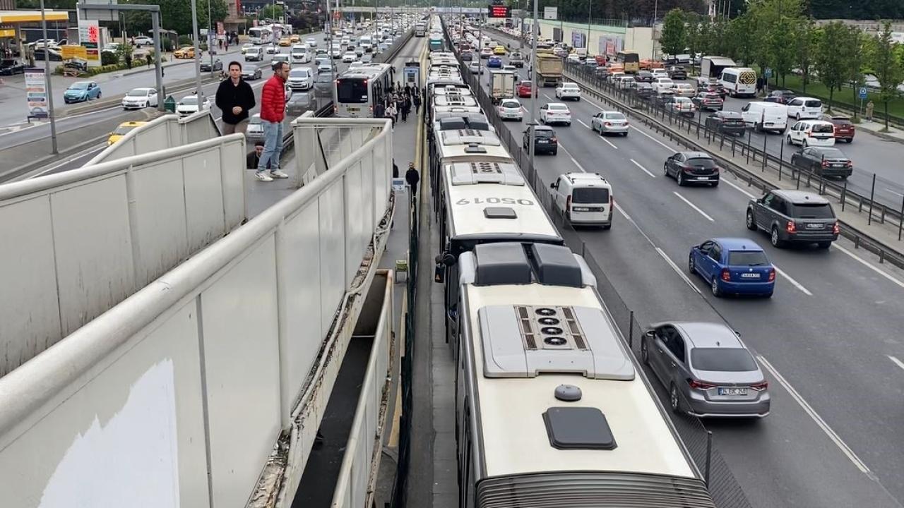 İstanbul&#039;da metrobüs arızası: Araç kuyruğu oluştu