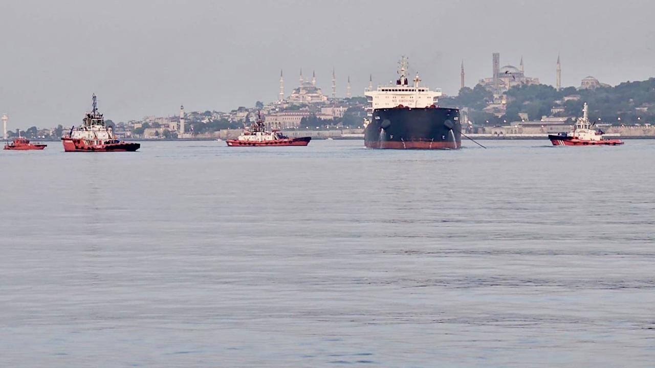 İstanbul Boğazı&#039;nda gemi trafiği askıya alındı