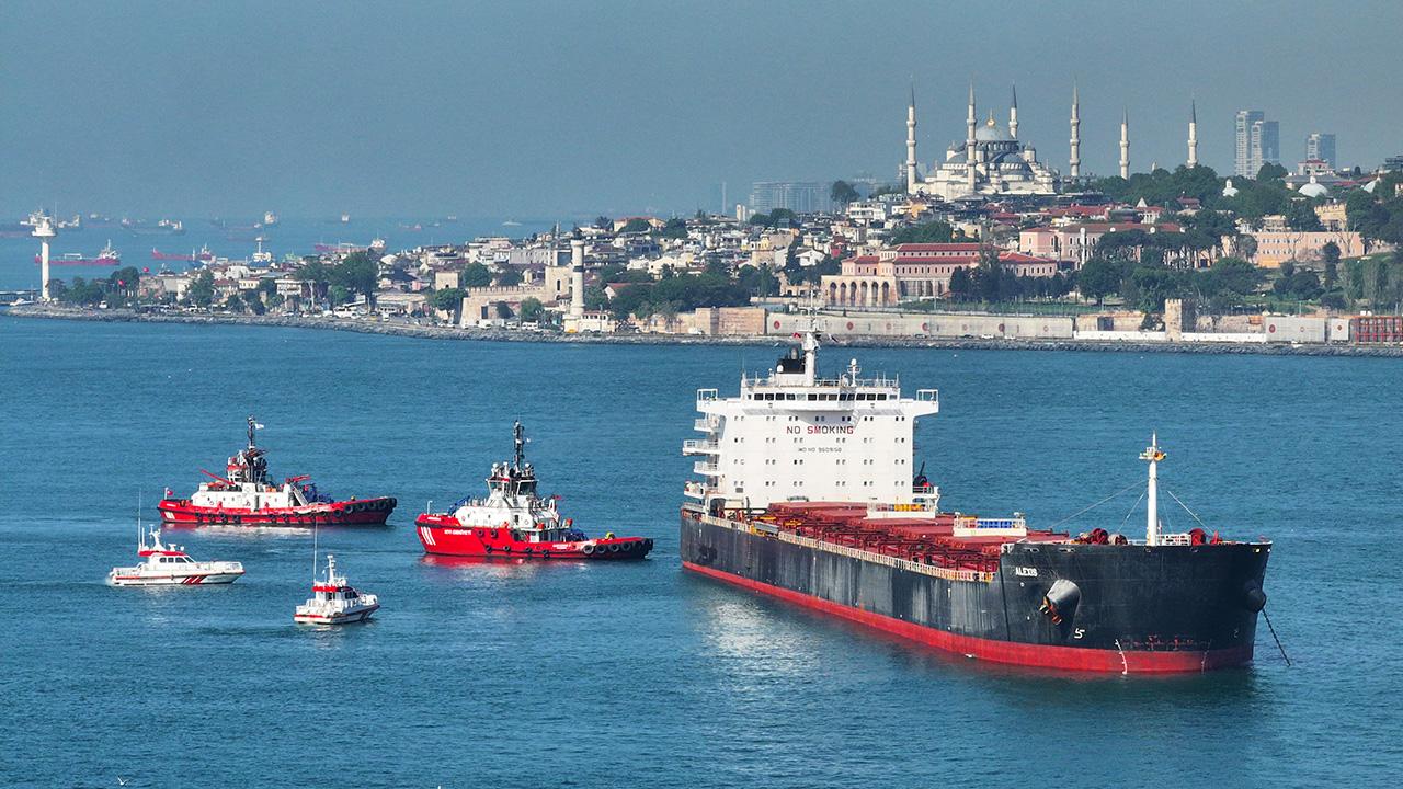 İstanbul Boğazı&#039;nda karaya oturan gemi kurtarıldı