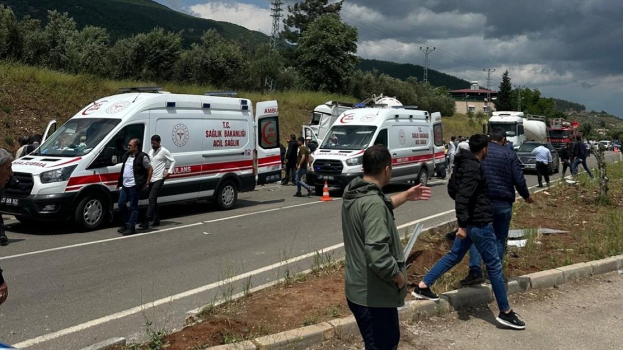 Gaziantep&#039;te tanker minibüse çarptı: 8 ölü, 11 yaralı