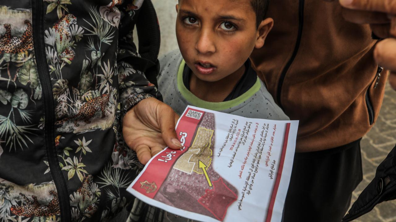 İsrail Refah&#039;ta yaşayanları broşürlerle tehdit etti